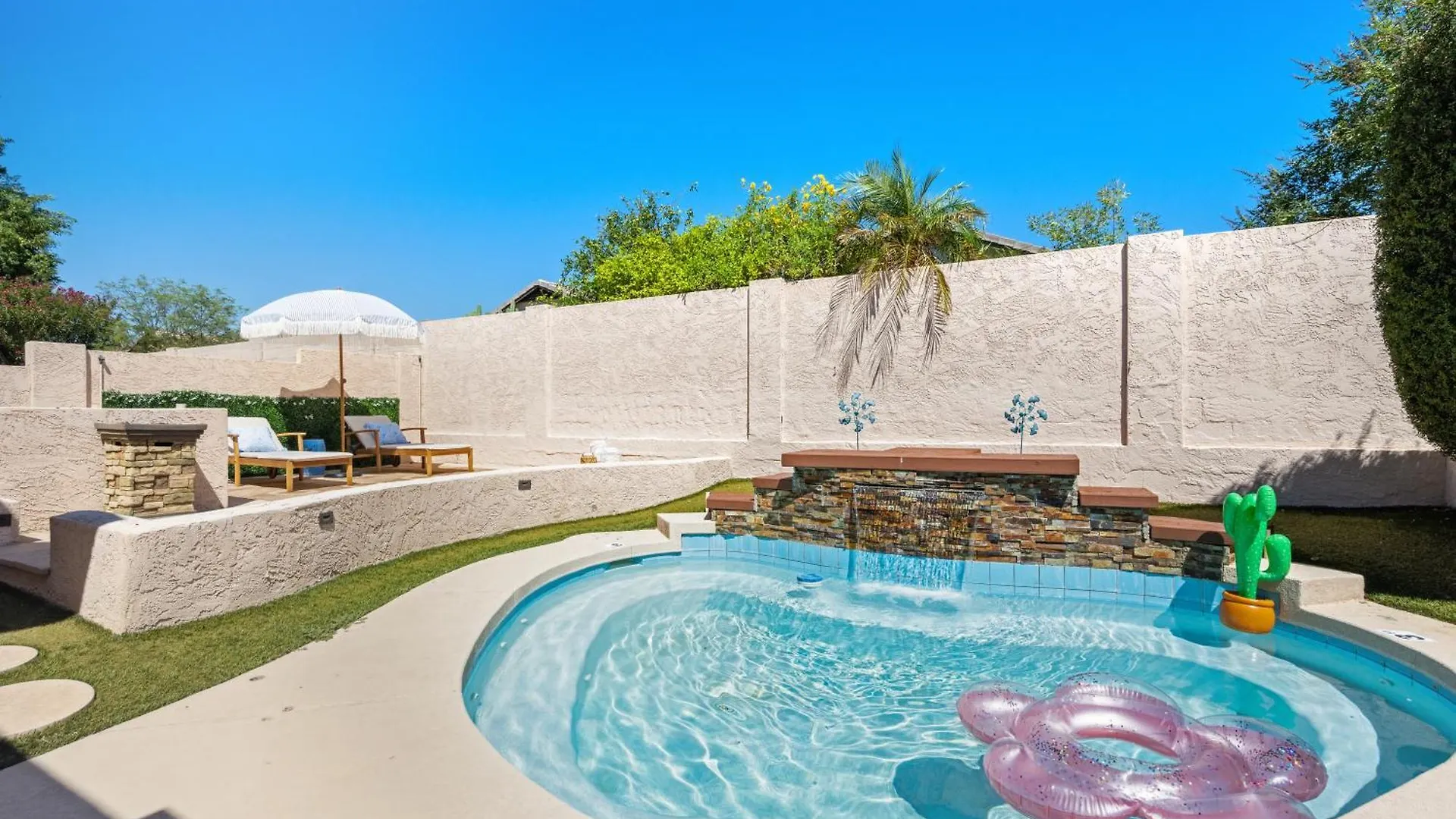Villa Chic Desert Retreat - Lush Spa Pool - Mini Golf Phoenix